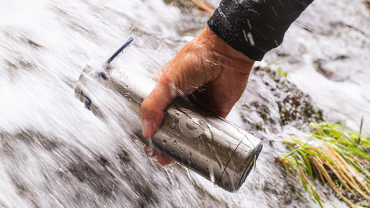 Immagine di una bottiglia d'acqua in acciaio inossidabile immersa nell'acqua