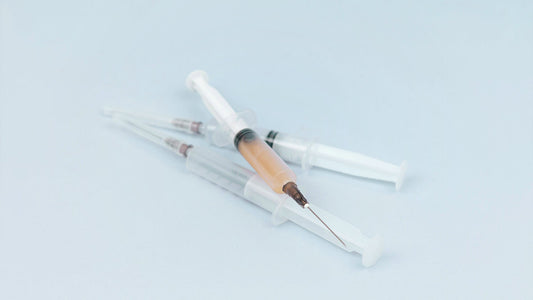 Diverse siringhe con liquido all&#39;interno