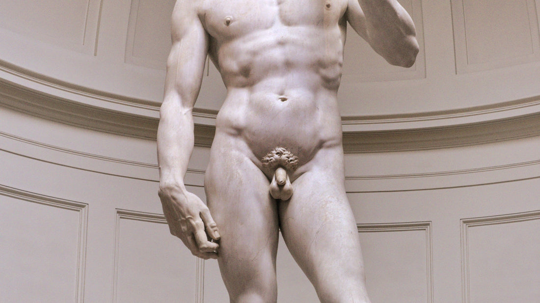 Scultura di un uomo nudo