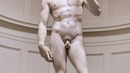 Scultura di un uomo nudo