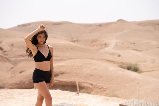 Donna nel deserto che indossa boxer mestruali