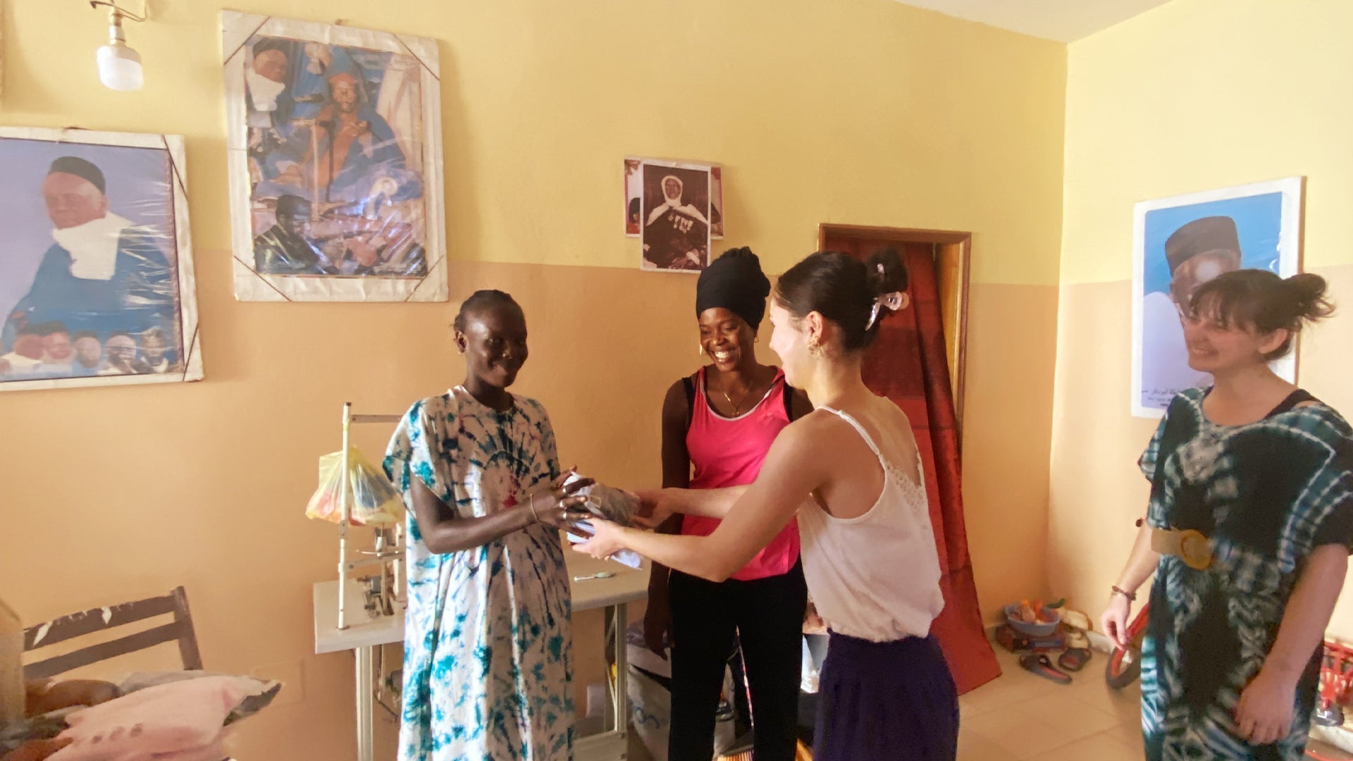 Immagine dei nostri partner che donano mutandine al Senegal
