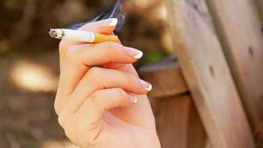 Mano di donna che tiene una sigaretta