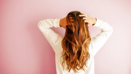 Donna che si tiene i capelli