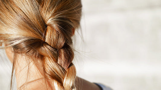 Donna con capelli grassi