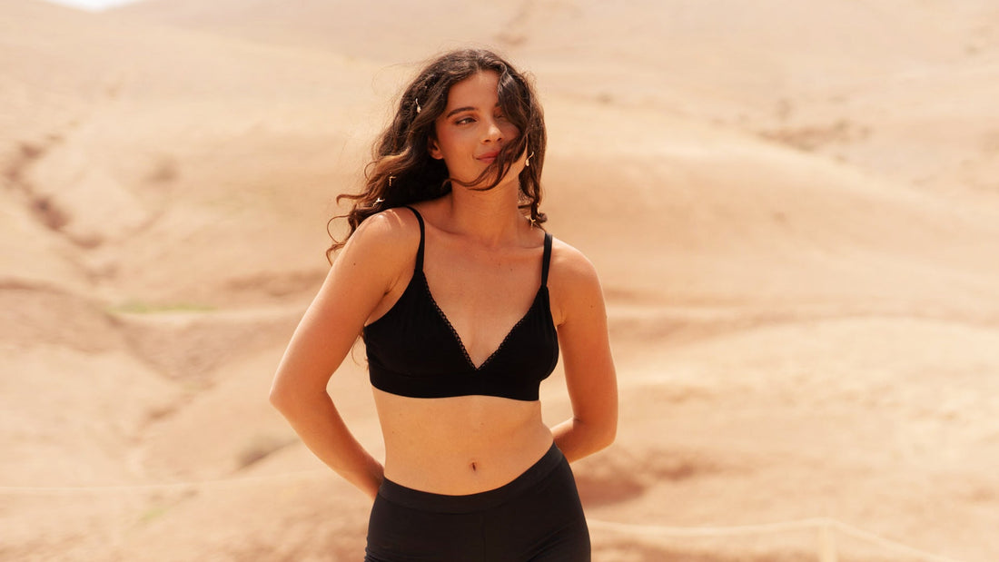 Donna nel deserto in boxer mestruali