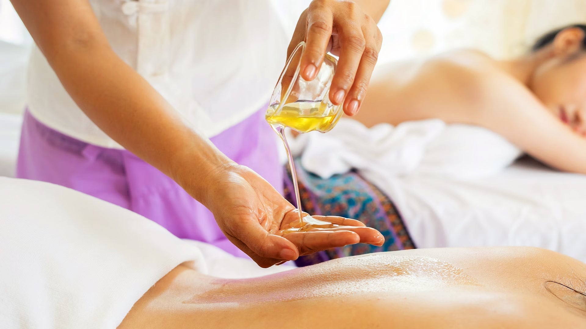 Donna che si fa massaggiare la schiena con l'olio