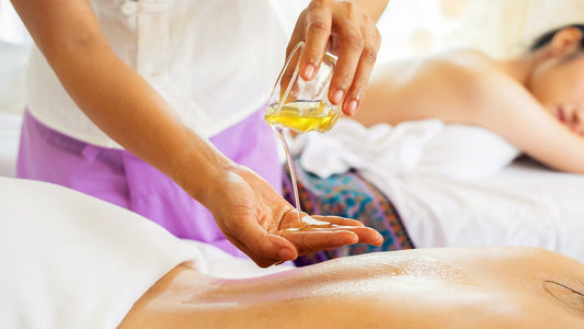 Donna che si fa massaggiare la schiena con l&#39;olio