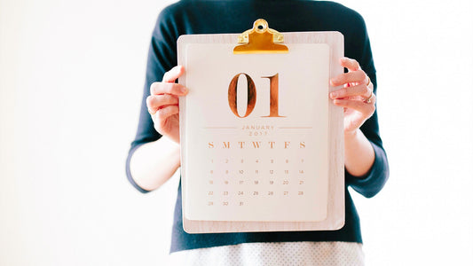 Donna che tiene in mano un calendario