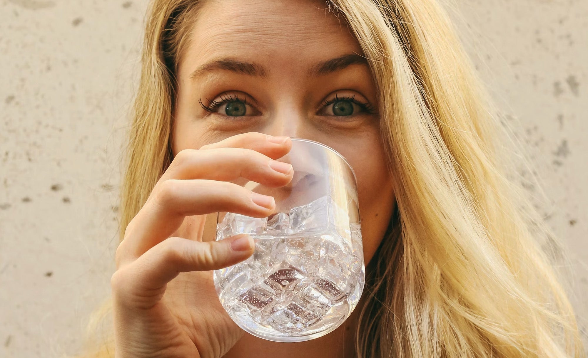 donna che beve acqua