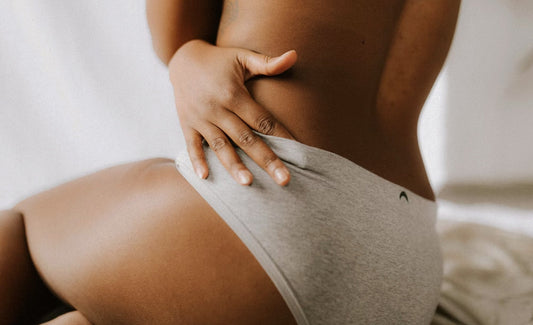 Donna che si tocca il basso ventre