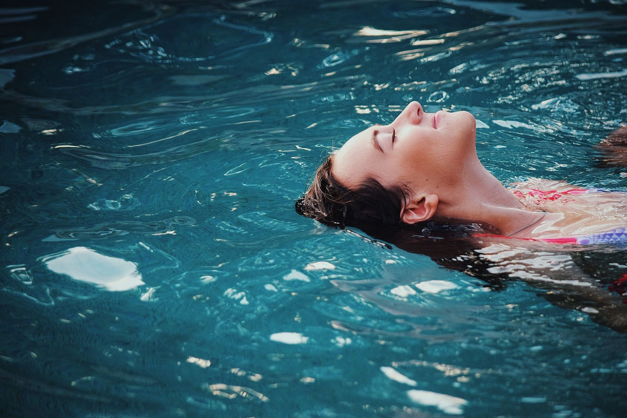 Donna che fa il bagno in acqua