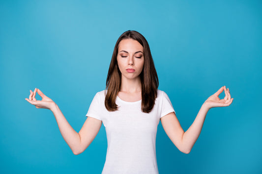 donna con le mani in posizione yoga &quot;zen&quot; che ispira