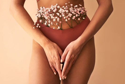 Donna in mutandine che mette le mani davanti alla vagina