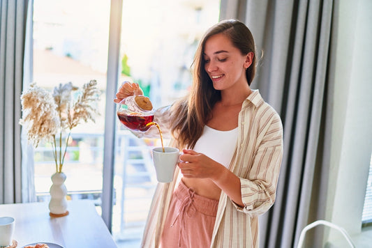 Donna che versa il tè in una tazza